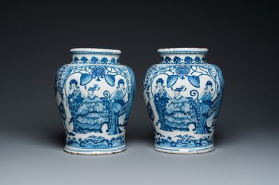 Paire de vases en faïence de Delft en bleu et blanc à décor chinois, ca. 1700