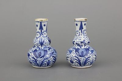 Paire de vases en forme de bouteilles pour maison de poupées en faïence de Delft, bleu et blanc, 18e