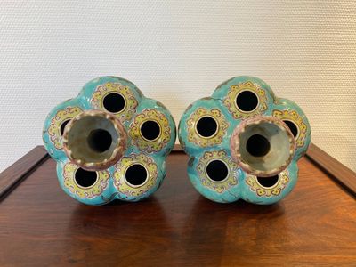 Paire de vases en porcelaine de Chine à décor de dragons sur fond turquoise, 19ème — photo 4
