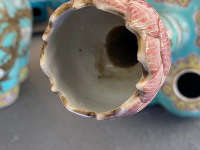 Paire de vases en porcelaine de Chine à décor de dragons sur fond turquoise, 19ème — photo 7