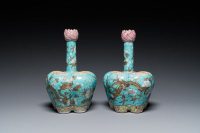 Paire de vases en porcelaine de Chine à décor de dragons sur fond turquoise, 19ème