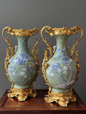 Paire de vases en porcelaine de Chine à décor de phénix en bleu et blanc sur fond céladon aux montures en bronze doré, 19ème — photo 1