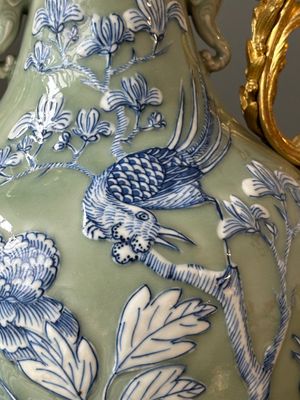 Paire de vases en porcelaine de Chine à décor de phénix en bleu et blanc sur fond céladon aux montures en bronze doré, 19ème — photo 3