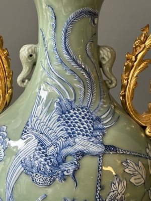 Paire de vases en porcelaine de Chine à décor de phénix en bleu et blanc sur fond céladon aux montures en bronze doré, 19ème — photo 7