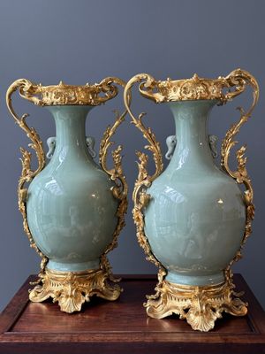 Paire de vases en porcelaine de Chine à décor de phénix en bleu et blanc sur fond céladon aux montures en bronze doré, 19ème — photo 9
