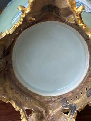 Paire de vases en porcelaine de Chine à décor de phénix en bleu et blanc sur fond céladon aux montures en bronze doré, 19ème — photo 10