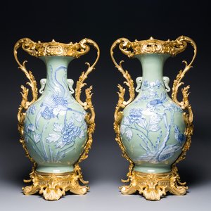 Paire de vases en porcelaine de Chine à décor de phénix en bleu et blanc sur fond céladon aux montures en bronze doré, 19ème — photo 1