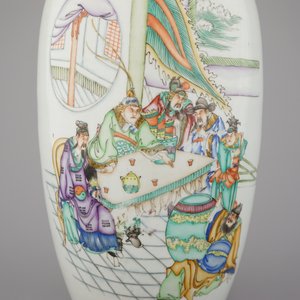 Paire de vases en porcelaine de Chine à décor de scènes de palais, 19e-20e — photo 3