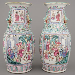 Paire de vases en porcelaine de Chine à décor d'un palais, famille rose, 19e — photo 5