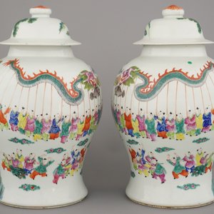 Paire de vases en porcelaine de Chine à décor "Hundred Boys", 19e — photo 2