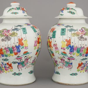 Paire de vases en porcelaine de Chine à décor "Hundred Boys", 19e — photo 3