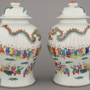 Paire de vases en porcelaine de Chine à décor "Hundred Boys", 19e — photo 7