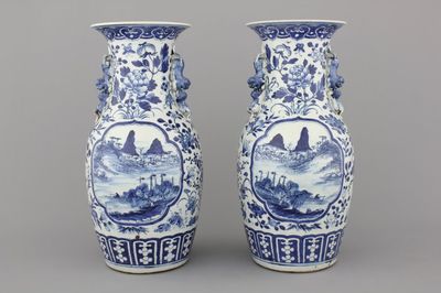 Paire de vases en porcelaine de Chine, bleu et blanc, à décor de paysage, 19e