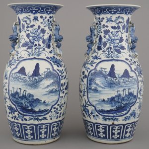 Paire de vases en porcelaine de Chine, bleu et blanc, à décor de paysage, 19e — photo 4