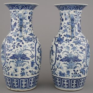 Paire de vases en porcelaine de Chine, bleu et blanc, à décor de paysage, 19e — photo 5