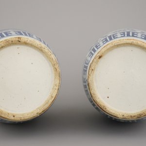 Paire de vases en porcelaine de Chine, bleu et blanc, à décor de paysage, 19e — photo 9