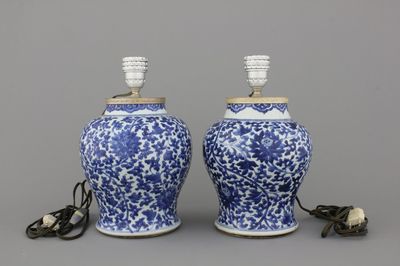 Paire de vases en porcelaine de Chine, bleu et blanc, montés comme lampes, Kangxi, env. 1700