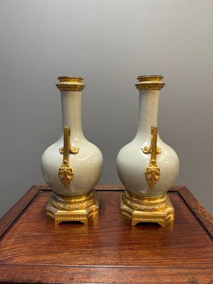 Paire de vases en porcelaine de Chine de type 'ge' aux montures en bronze doré, 19ème — photo 2