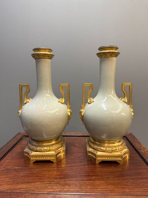 Paire de vases en porcelaine de Chine de type 'ge' aux montures en bronze doré, 19ème — photo 3
