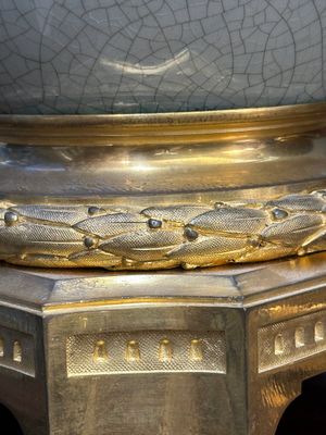 Paire de vases en porcelaine de Chine de type 'ge' aux montures en bronze doré, 19ème — photo 8