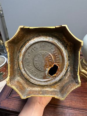 Paire de vases en porcelaine de Chine de type 'ge' aux montures en bronze doré, 19ème — photo 9