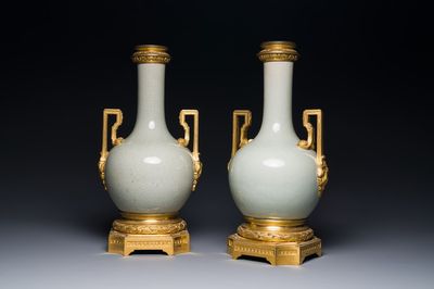 Paire de vases en porcelaine de Chine de type 'ge' aux montures en bronze doré, 19ème