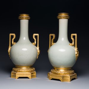 Paire de vases en porcelaine de Chine de type 'ge' aux montures en bronze doré, 19ème — photo 1
