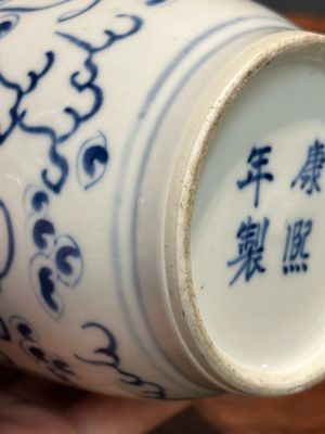 Paire de vases en porcelaine de Chine en bleu et blanc à décor de lions bouddhistes, marque de Kangxi, 19ème — photo 11