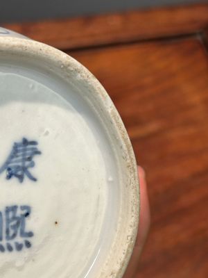 Paire de vases en porcelaine de Chine en bleu et blanc à décor de lions bouddhistes, marque de Kangxi, 19ème — photo 20