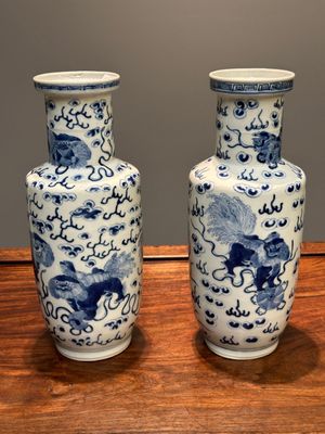 Paire de vases en porcelaine de Chine en bleu et blanc à décor de lions bouddhistes, marque de Kangxi, 19ème — photo 2