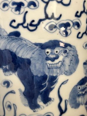 Paire de vases en porcelaine de Chine en bleu et blanc à décor de lions bouddhistes, marque de Kangxi, 19ème — photo 5