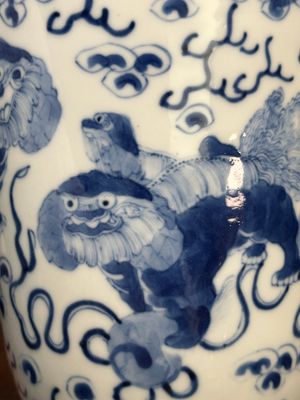 Paire de vases en porcelaine de Chine en bleu et blanc à décor de lions bouddhistes, marque de Kangxi, 19ème — photo 6