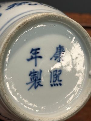 Paire de vases en porcelaine de Chine en bleu et blanc à décor de lions bouddhistes, marque de Kangxi, 19ème — photo 10