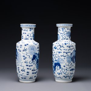 Paire de vases en porcelaine de Chine en bleu et blanc à décor de lions bouddhistes, marque de Kangxi, 19ème — photo 2