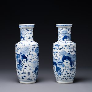 Paire de vases en porcelaine de Chine en bleu et blanc à décor de lions bouddhistes, marque de Kangxi, 19ème — photo 4