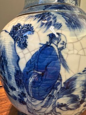 Paire de vases en porcelaine de Chine en bleu et blanc dit 'de Nankin' à émail craquelé à décor taoïste, 19ème — photo 5