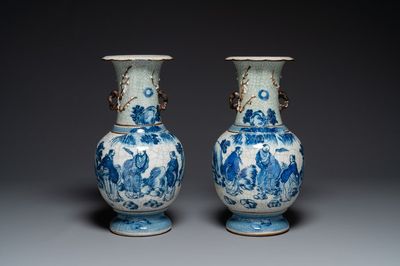 Paire de vases en porcelaine de Chine en bleu et blanc dit 'de Nankin' à émail craquelé à décor taoïste, 19ème