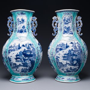 Paire de vases en porcelaine de Chine en bleu et blanc sur fond turquoise à décor de Pagode Whampoa et Rivière des Perles, Qianlong — photo 1
