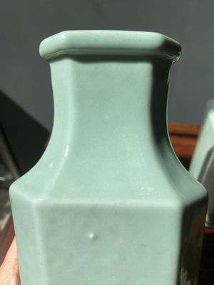 Paire de vases en porcelaine de Chine en céladon monochrome, marque et époque de Xuantong — photo 8