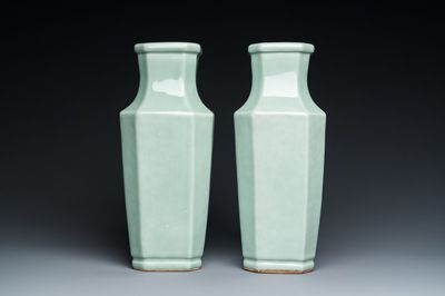 Paire de vases en porcelaine de Chine en céladon monochrome, marque et époque de Xuantong