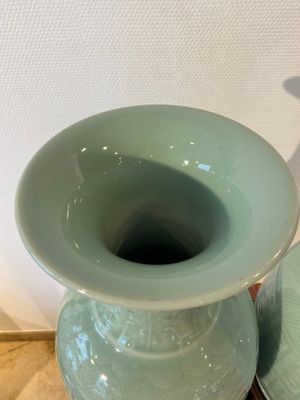 Paire de vases en porcelaine de Chine en céladon monochrome sur socles en bois, marque de Qianlong, 18/19ème — photo 3
