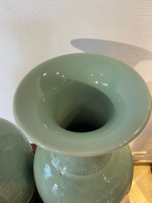 Paire de vases en porcelaine de Chine en céladon monochrome sur socles en bois, marque de Qianlong, 18/19ème — photo 4