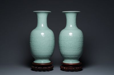 Paire de vases en porcelaine de Chine en céladon monochrome sur socles en bois, marque de Qianlong, 18/19ème