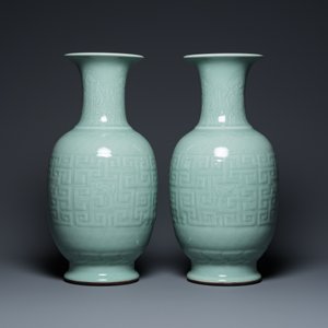 Paire de vases en porcelaine de Chine en céladon monochrome sur socles en bois, marque de Qianlong, 18/19ème — photo 3