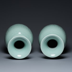Paire de vases en porcelaine de Chine en céladon monochrome sur socles en bois, marque de Qianlong, 18/19ème — photo 6