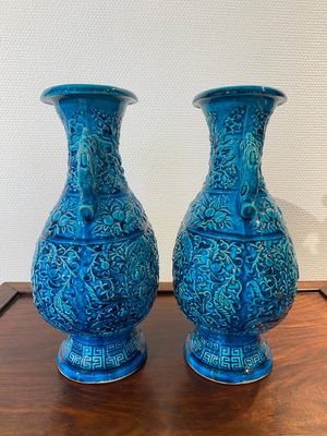 Paire de vases en porcelaine de Chine en turquoise monochrome à décor de lotus, 19ème — photo 2