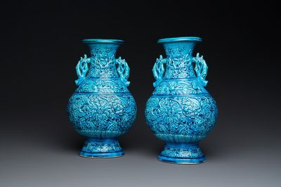 Paire de vases en porcelaine de Chine en turquoise monochrome à décor de lotus, 19ème