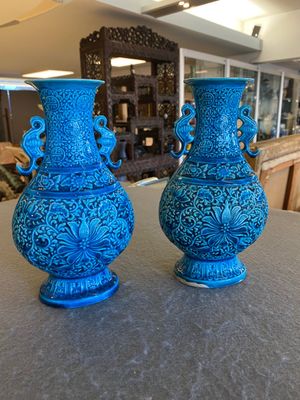 Paire de vases en porcelaine de Chine en turquoise monochrome à décor de lotus, République — photo 1