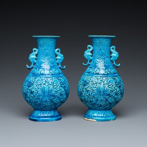Paire de vases en porcelaine de Chine en turquoise monochrome à décor de lotus, République — photo 3