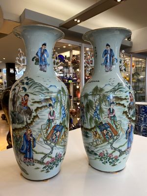 Paire de vases en porcelaine de Chine famille rose à décor à deux faces, 19/20ème — photo 1
